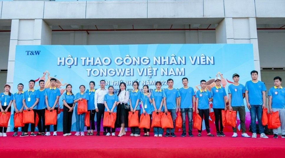 Lãnh đạo Công ty và Công đoàn tặng quà cho các đội đạt giải. Ảnh: Nguyễn Nhung