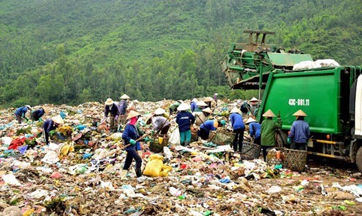 Đà Nẵng hiện vẫn đang chôn lấp rác sau nhiều năm chưa thể khởi công các dự án nhà máy xử lý chất thải rắn. Ảnh: Nguyên Thi