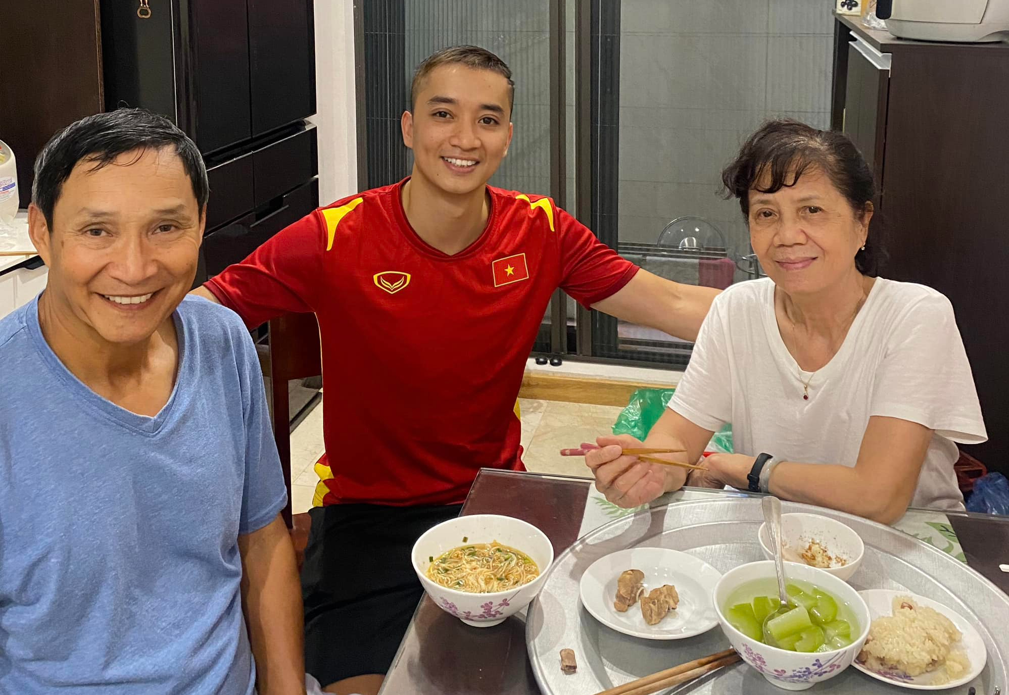 Bữa cơm giản dị của huấn luyện viên Mai Đức Chung bên vợ, con sau khi trở về từ Uzbekistan. Ảnh: Facebook nhân vật
