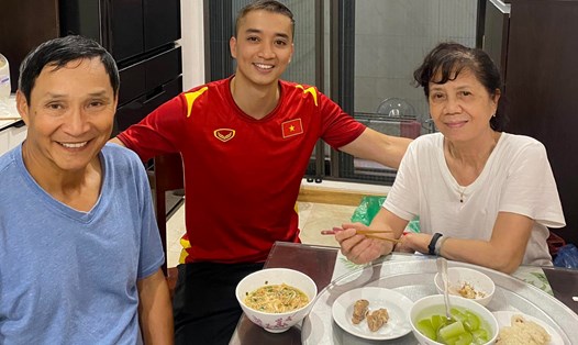 Bữa cơm giản dị của huấn luyện viên Mai Đức Chung bên vợ, con sau khi trở về từ Uzbekistan. Ảnh: Facebook nhân vật
