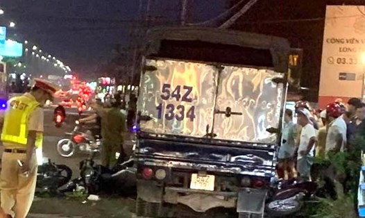  Hiện trường vụ xe tải tông nhiều xe máy chờ đèn đỏ trên quốc lộ 51 ở Đồng Nai. Ảnh: Hà Anh Chiến
