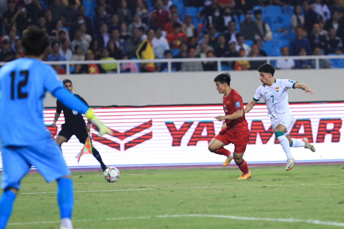 Các cầu thủ trẻ vào sân và giúp thế trận của tuyển Việt Nam tốt hơn. Ảnh: Minh Dân