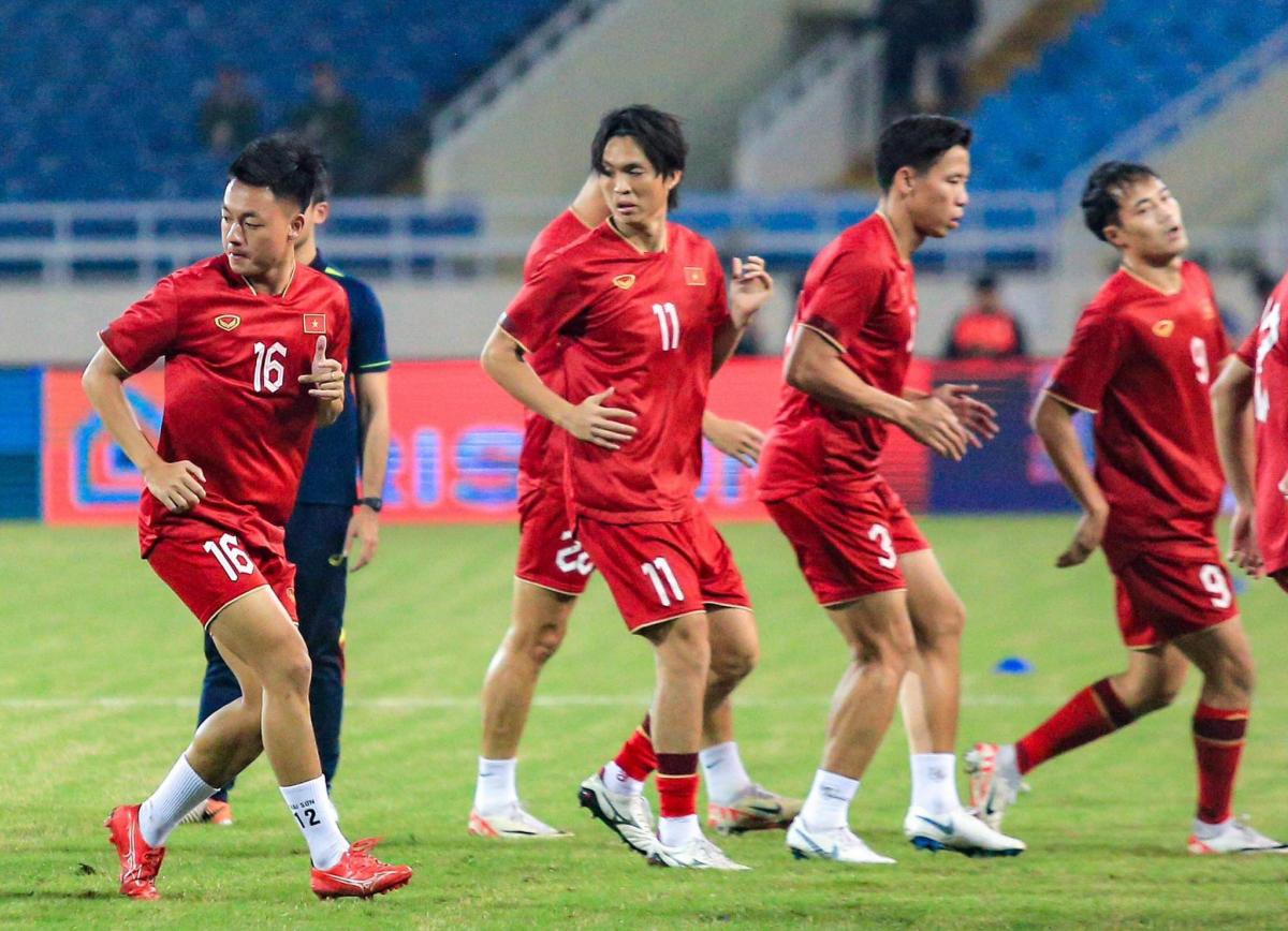 Đội tuyển Việt Nam khởi động trước trận đấu. Ảnh: Xuân Trang