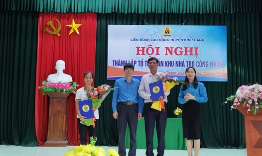 Ông Nguyễn Tiến Hồi - Chủ tịch LĐLĐ huyện Kim Thành trao quyết định thành lập tổ tự quản công nhân khu nhà trọ. Ảnh: Diệu Thuý