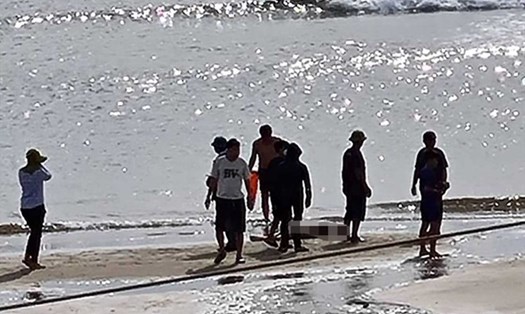 Một trường hợp tắm biển Thiên Cầm bị đuối nước tử vong năm 2022. Ảnh: Trần Tuấn.