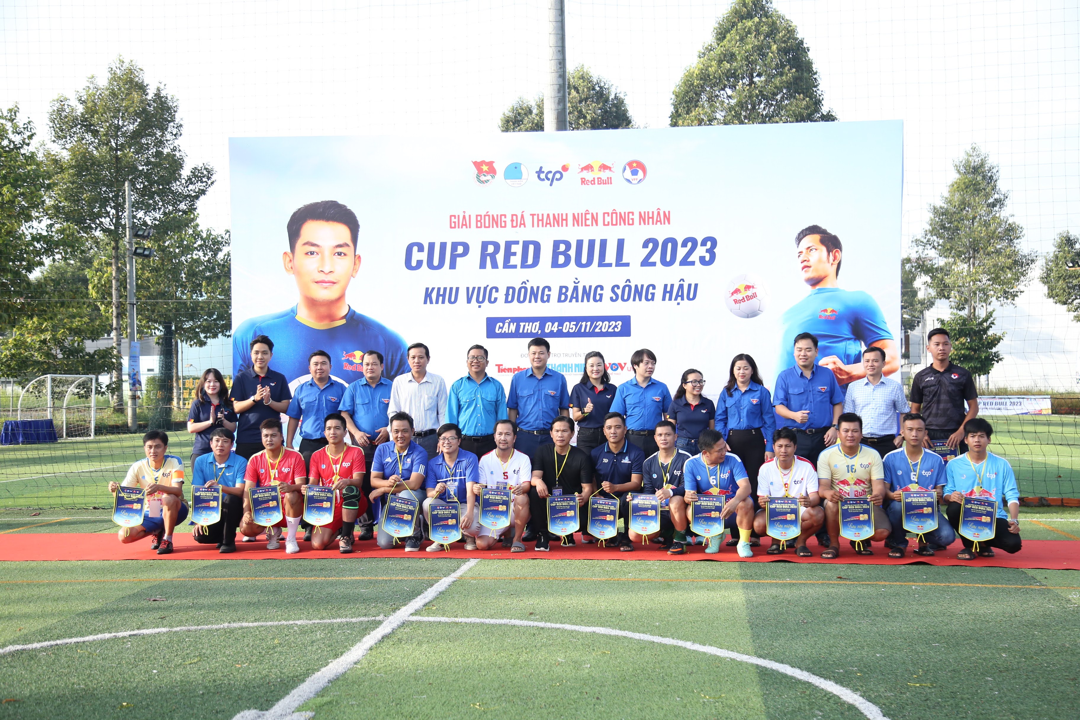Lễ khai mạc Giải bóng đá nam Thanh niên công nhân cúp Red Bull khu vực Đồng bằng Sông Hậu. Ảnh: BTC