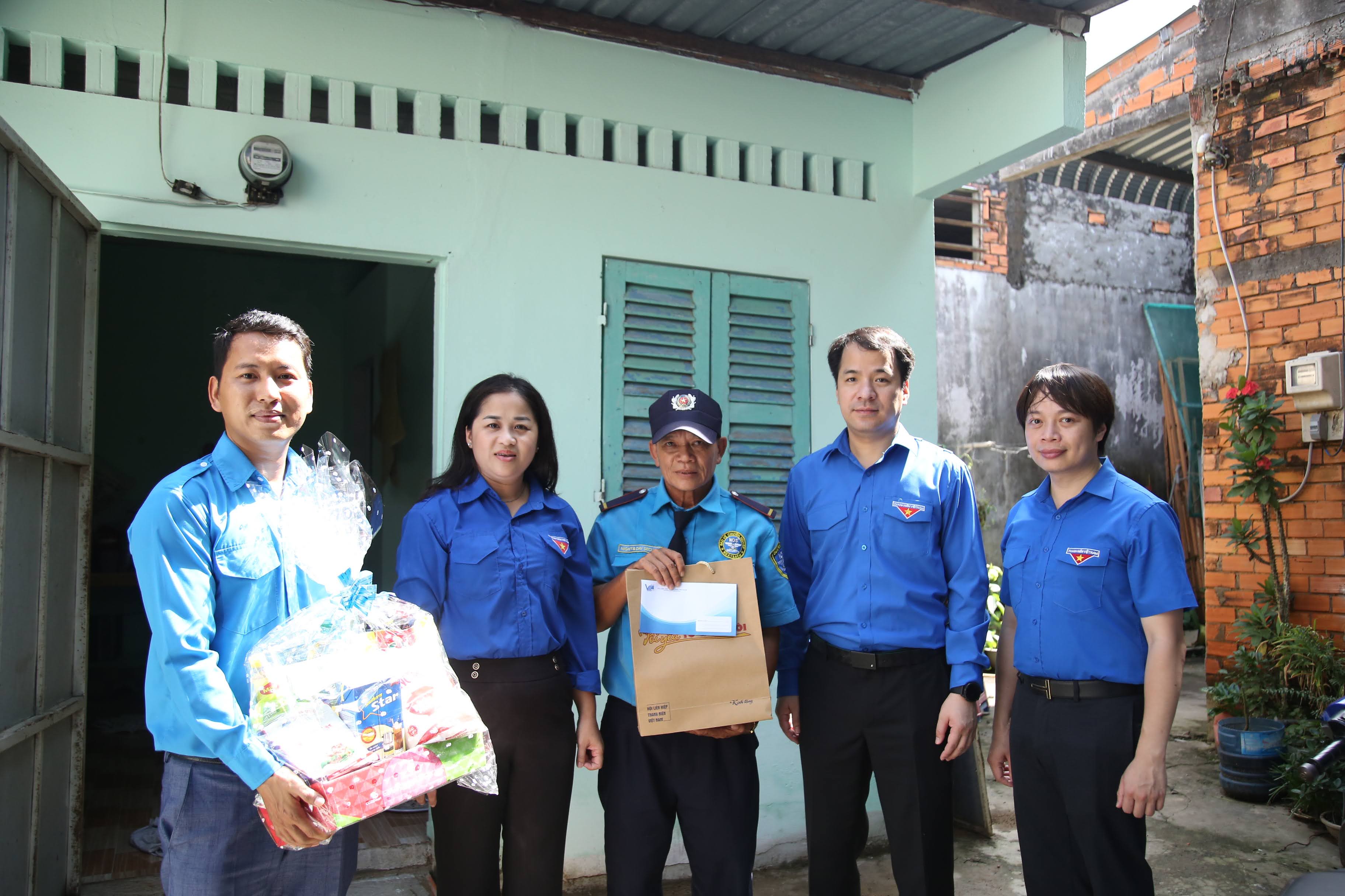 Ban tổ chức đến thăm, tặng quà cho thanh niên công nhân có hoàn cảnh khó khăn. Ảnh: BTC