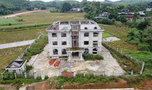 Toàn cảnh dự án xây dựng Trụ sở Bảo hiểm xã hội huyện Lạc Sơn dang dở sau nhiều năm thi công. Ảnh: Minh Nguyễn