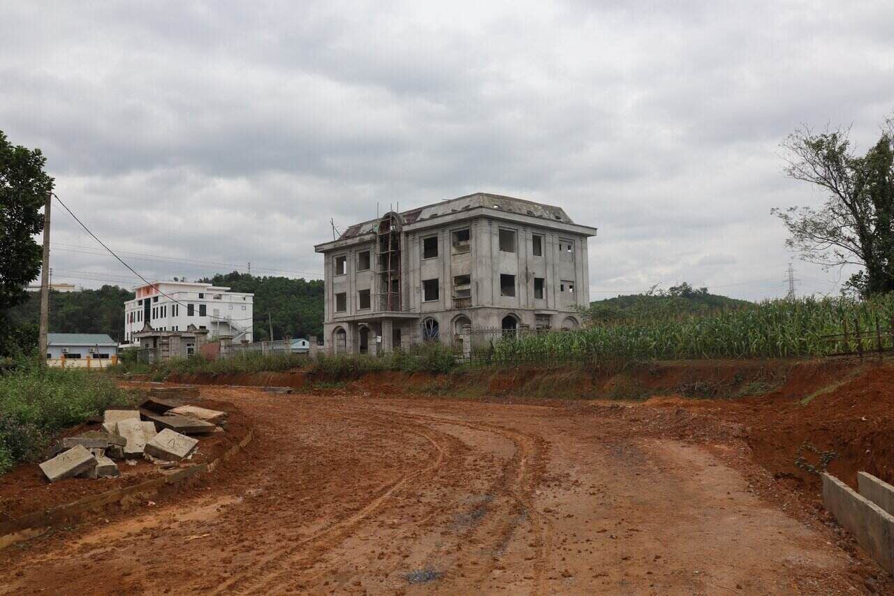 Vẻ hoang tàn của công trình Trụ sở Bảo hiểm xã hội huyện Lạc Sơn. Ảnh: Minh Nguyễn