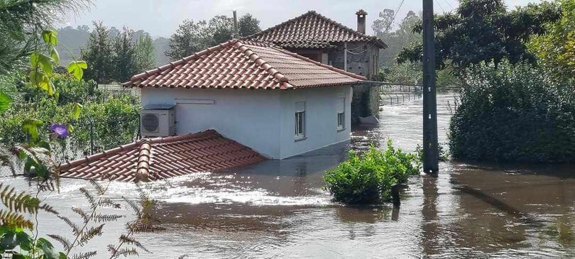 Nhà cửa bị nhấn chìm tại khu đô thị Amares của Rendufe ở Bồ Đào Nha. Ảnh: Meteo Trás os Montes - Portugal