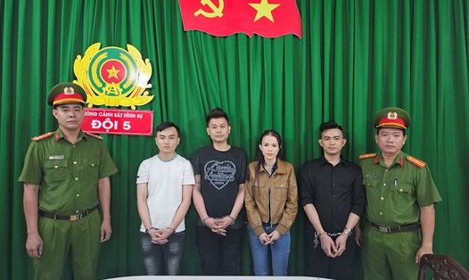 Nguyễn Thị Cẩm Nguyên và những quản lý nhà hàng. Ảnh: Công an cung cấp