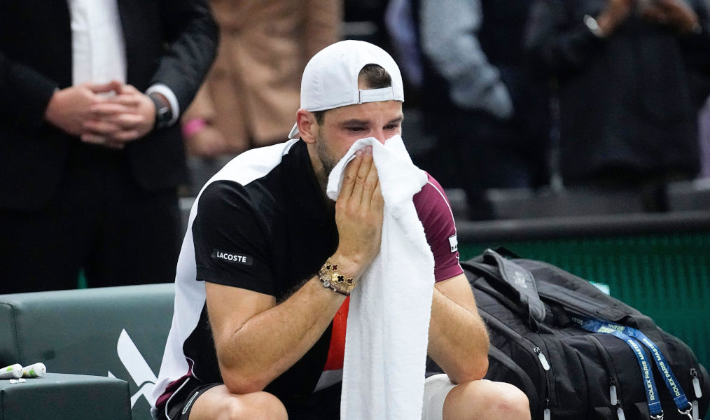 Grigor Dimitrov rơi nước mắt sau thất bại ở trận chung kết Paris Masters 2023. Ảnh: Tennis365