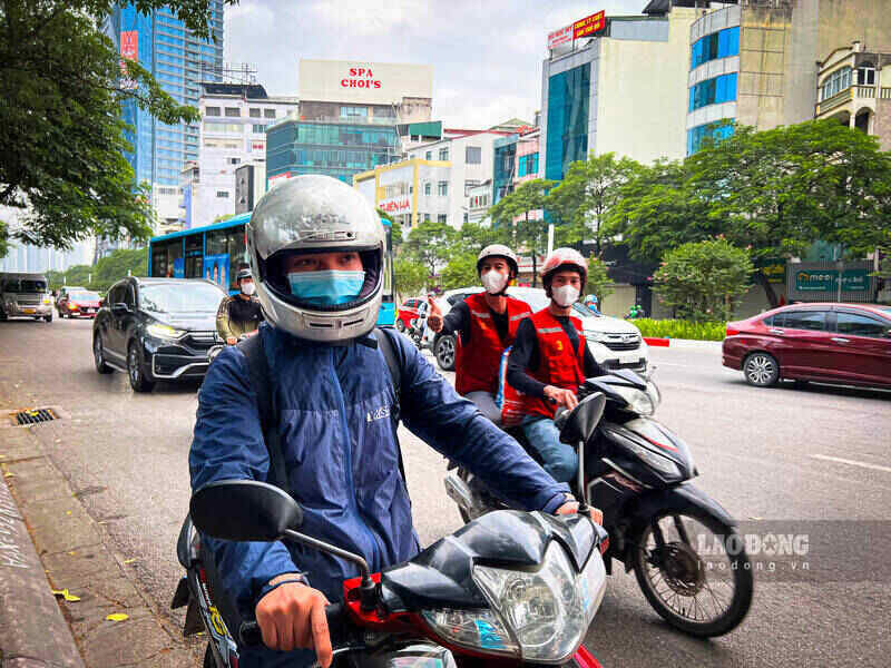 Anh Đinh Đức Tâm (Thanh Trì, Hà Nội) cho biết: “Mình nghe dự báo hôm nay có mưa, nên đã chủ động đi sớm hơn mọi ngày để tránh tắc đường. May là mưa nhỏ nên khá thuận lợi trong việc di chuyển”. 