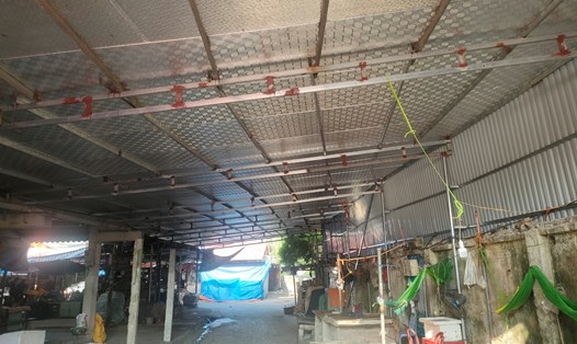 Phần mái khu vực trong chợ thị trấn Vĩnh Bảo đã được sửa chữa. Ảnh: BQL chợ cung cấp