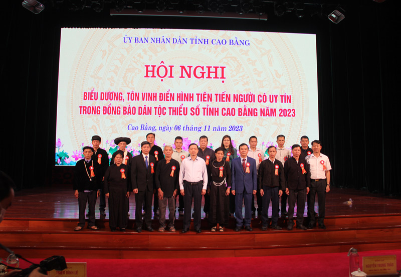 Sáng 6.11, Ban Dân tộc tỉnh Cao Bằng vừa tổ chức hội nghị tôn vinh người có uy tín trong đồng bào dân tộc thiểu số năm 2023. Ảnh: Tân Văn.