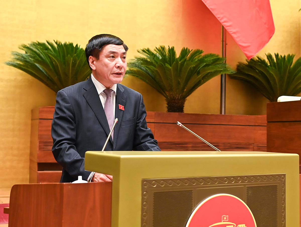 Tổng Thư ký Quốc hội Bùi Văn Cường báo cáo tại phiên họp. Ảnh: Phạm Đông