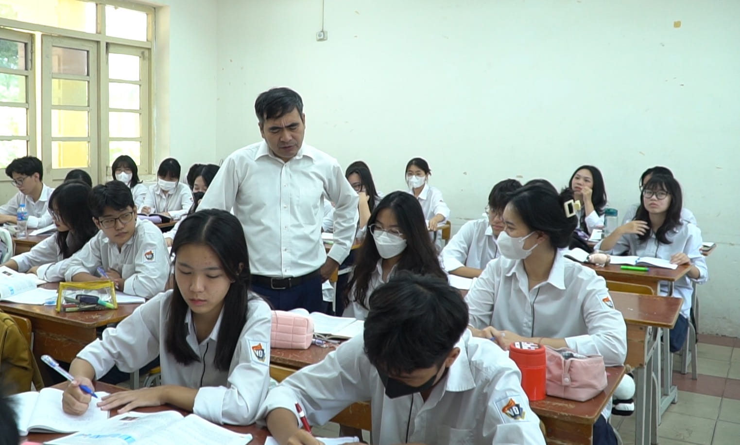 Học sinh lớp 11 đứng ngồi không yên vì áp lực thi tốt nghiệp THPT 2025. Ảnh: Trang Hà