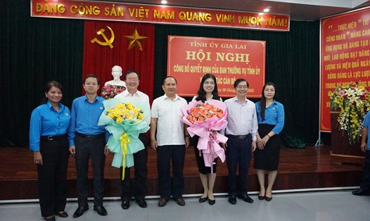 Trao tặng hoa và quyết định nghỉ hưu cho đồng chí Trần Lệ Nhung và Nguyễn Ngọc Minh. Ảnh: Thanh Tuấn 