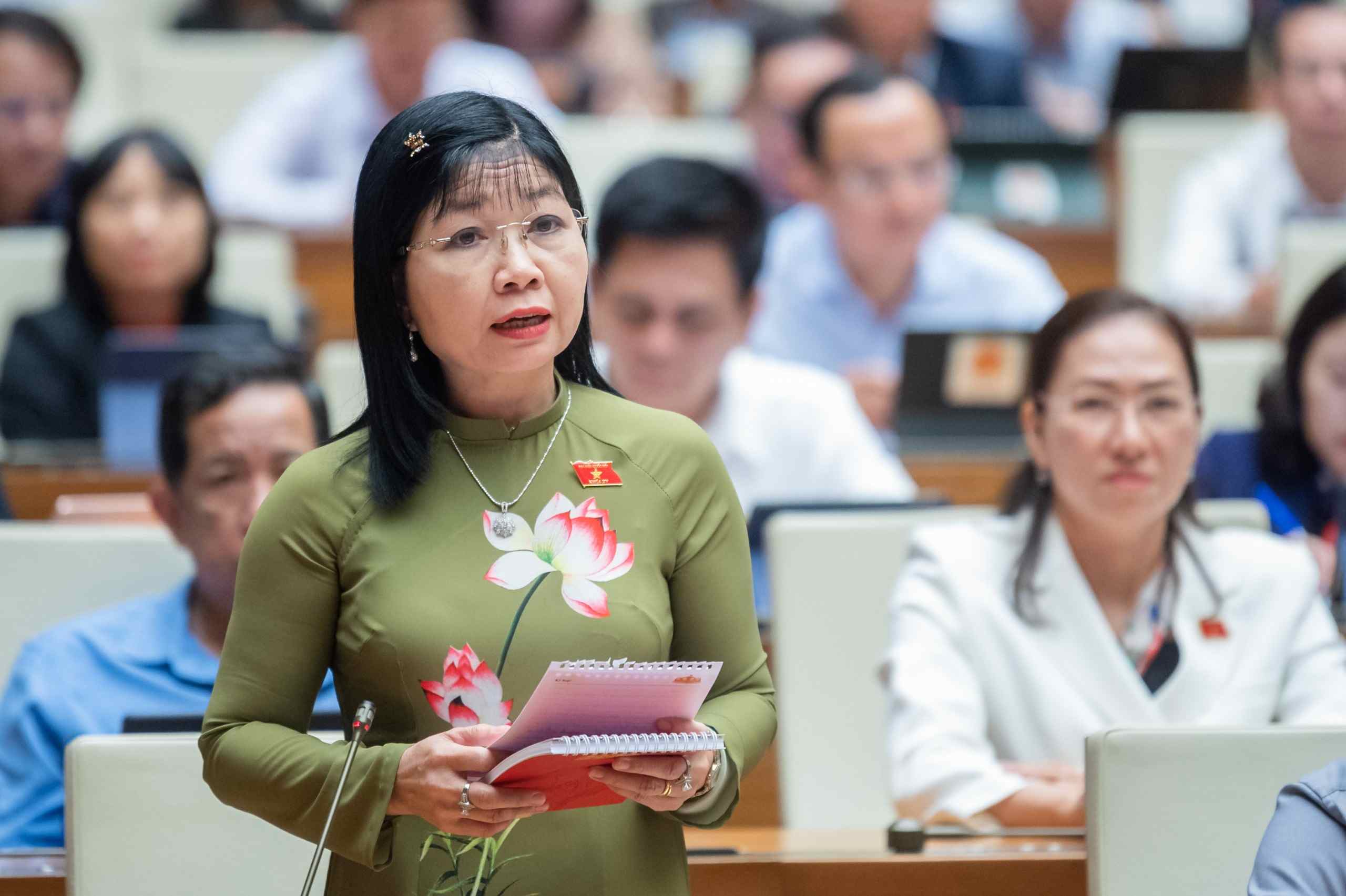 Đại biểu Quốc hội Trần Thị Thanh Hương đặt câu hỏi chất vấn Thống đốc Ngân hàng Nhà nước. Ảnh: Media Quốc hội
