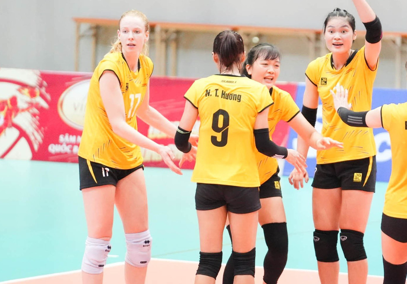 Ngoại binh Polina (Azerbaijan - số 17) thi đấu ấn tượng trong đội hình của Hoá chất Đức Giang. Ảnh: VFV