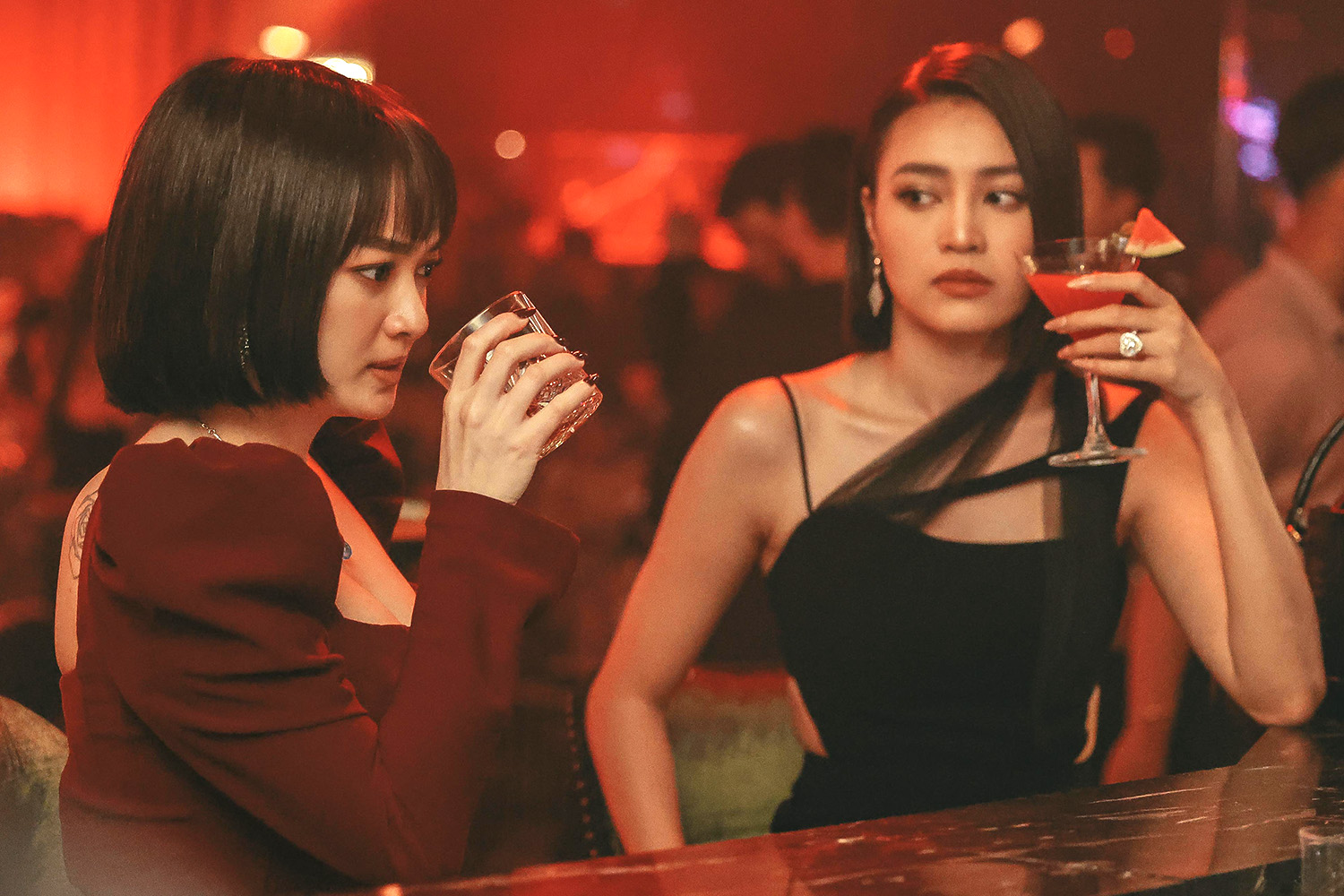 Ninh Dương Lan Ngọc và Kaity Nguyễn trong phim "Cô gái từ hôm qua". Ảnh: Nhà sản xuất