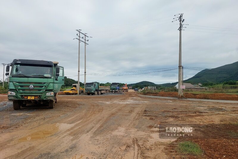 Trao đổi với phóng viên Báo Lao Động, ông Nguyễn Thiện Tuấn - Phó Giám đốc Công ty TNHH Xây dựng Tự Lập (đơn vị thi công dự án) - cho biết, đến nay, trên tổng số hơn 50km của tuyến đường, đã thảm nhựa được gần 40km, các đoạn đường vướng GPMB còn gần 1km. Mục tiêu đến hết năm 2023, các hạng mục cơ bản của tuyến đường sẽ hoàn thành (thời gian thực hiện hợp đồng của dự án là đến năm 2025).