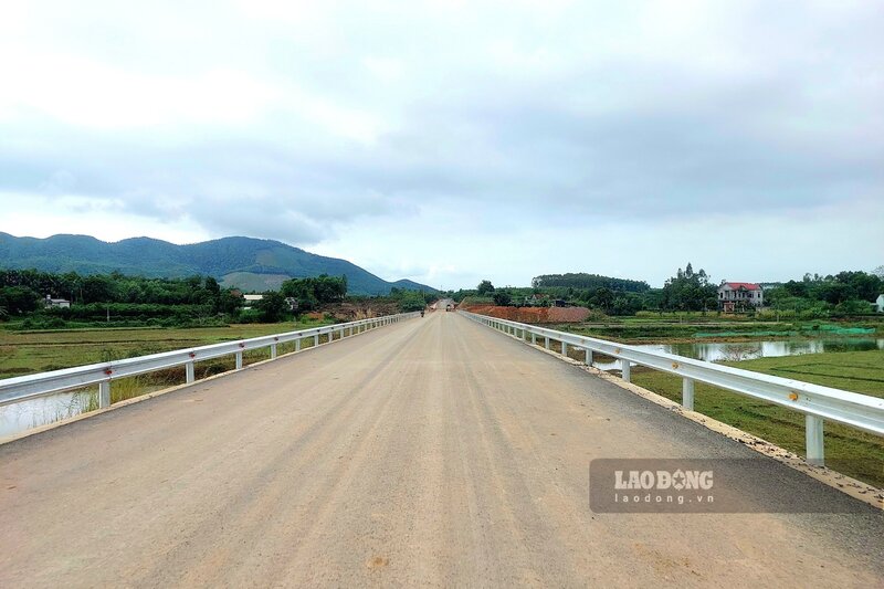 Theo khảo sát của phóng viên, trừ các vị trí được nêu ở trên, tại huyện Tam Nông (đầu tuyến), các xã còn lại của huyện Cẩm Khê, toàn bộ huyện Hạ Hòa (cuối tuyến), hàng chục km đường đã hoàn thành GPMB.
