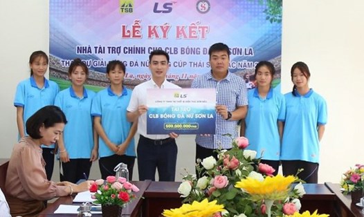 Công ty TNHH Thương Mại Thiết Bị Điện Thái Sơn Bắc tài trợ câu lạc bộ bóng đá nữ Sơn La tham dự giải vô địch quốc gia 2023. Ảnh: VFF