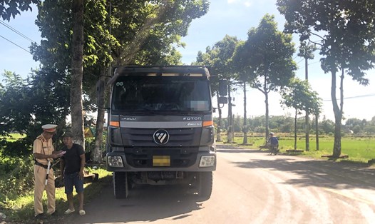 Lực lượng CSGT kiểm tra xe kinh doanh vận tải trên địa bàn. Ảnh: Trần Tiến