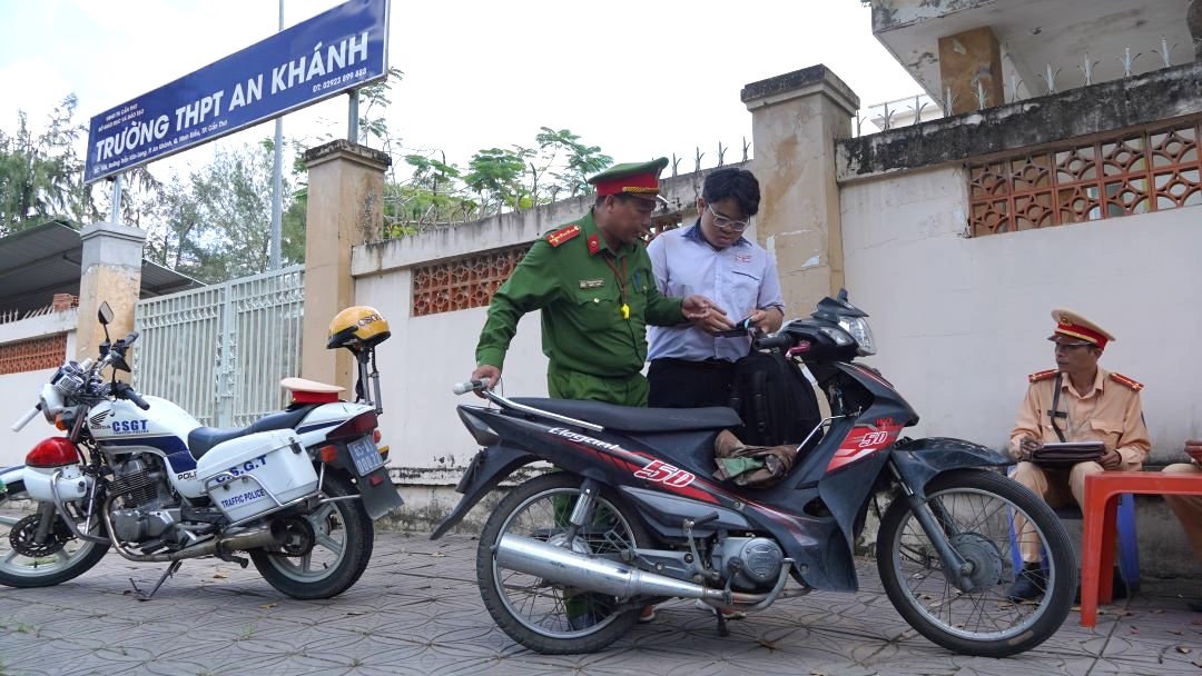 Lực lượng CSGT quận Ninh Kiều đã lập chốt kiểm soát, xử lý học sinh vi phạm về Luật Giao thông đường bộ tại khu vực phường An Khánh.