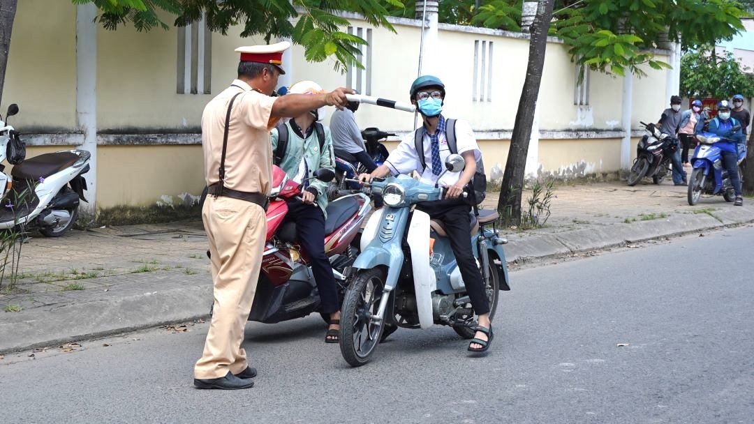 Ghi nhận của Lao Động trưa 6.11, tại khu vực phường An Khánh (quận Ninh Kiều), nhiều trường hợp học sinh vi phạm giao thông khi chưa đủ tuổi nhưng điều khiển phương tiện xe gắn máy đến trường.