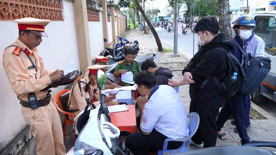 Trong khung giờ từ 11h30 – 12h, chỉ sau 30 phút làm nhiệm vụ, lực lượng CSGT quận Ninh Kiều phát hiện và xử lý 8 trường hợp học sinh điều khiển xe gắn máy khi chưa đủ tuổi.