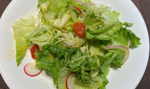 Salad rau củ quả là một trong những loại thực phẩm tốt cho bữa sáng. Ảnh: Kiều Vũ