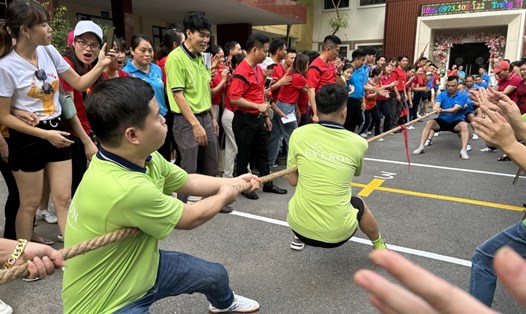 Đoàn viên, người lao động thi đấu môn kéo co tại Ngày hội Văn hoá thể thao ngành Dệt may Hà Nội. Ảnh: CĐCS