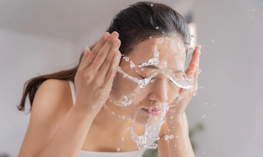 Rửa mặt bằng nước đá lạnh sẽ giúp da mặt trở nên sáng mịn hơn. Ảnh: Pixabay