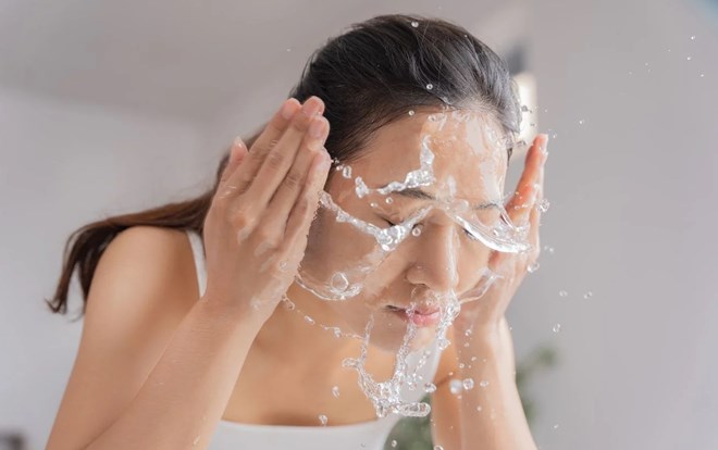 6 lợi ích của việc rửa mặt bằng nước đá