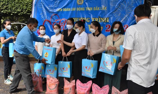 Lãnh đạo LĐLĐ tỉnh Đắk Lắk trao quà cho công nhân lao động khu vực vùng sâu, vùng xa trước thềm Tết Nguyên đán 2022. Ảnh: Bảo Trung
