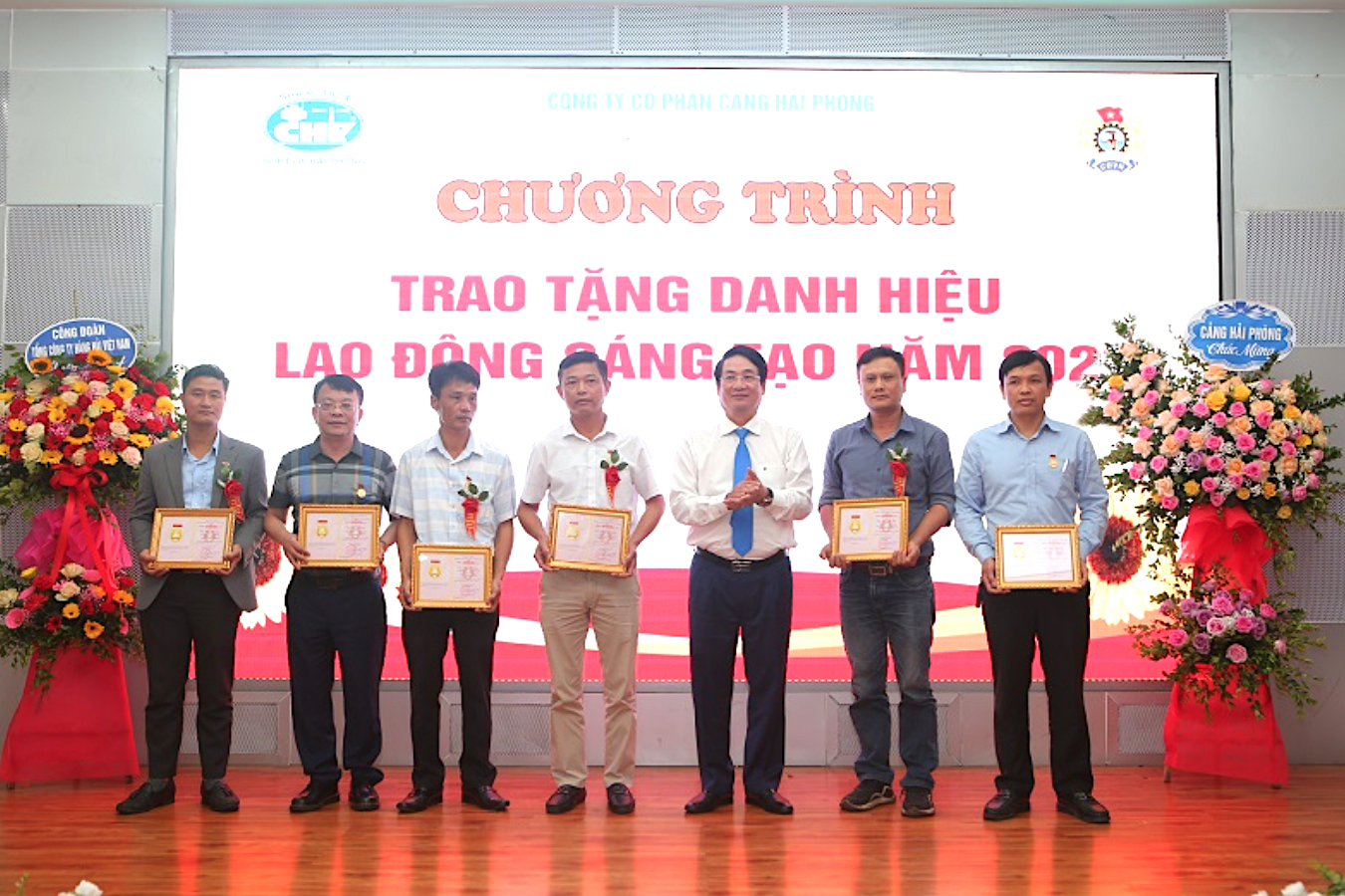 Chủ tịch Công đoàn Tổng Công ty Hàng hải Việt Nam Lê Phan Linh trao Bằng Lao động sáng tạo của Tổng LĐLĐVN cho các cá nhân thuộc Cảng Hải Phòng. Ảnh: CĐHHVN