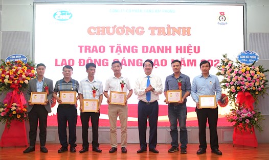 Chủ tịch Công đoàn Tổng Công ty Hàng hải Việt Nam Lê Phan Linh trao Bằng Lao động sáng tạo của Tổng LĐLĐVN cho các cá nhân thuộc Cảng Hải Phòng. Ảnh: CĐHHVN