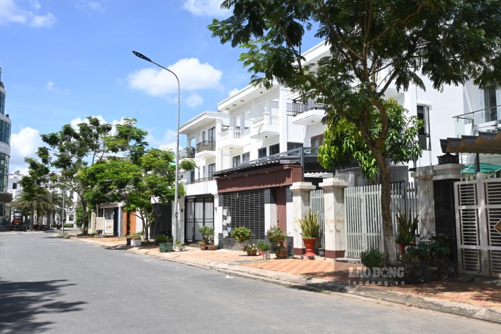 Vì thiếu 2 hạng mục công trình chưa hoàn thành nên người dân mua nhà, đất trong dự án khu dân cư Hưng Phú bị "treo" sổ hồng. Ảnh: Thành Nhân