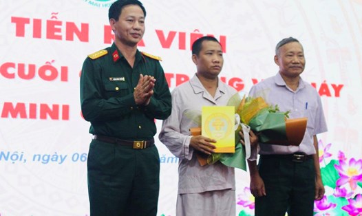 Thiếu tá Nguyễn Văn Chương (giữa) xuất viện chiều 6.11. Ảnh: Lệ Hà