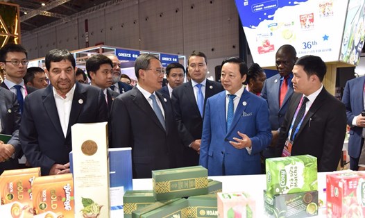 Phó Thủ tướng Chính phủ Trần Hồng Hà (thứ 2 từ phải sang) đánh giá cao sáng kiến tổ chức Hội chợ nhập khẩu quốc tế của Trung Quốc lần thứ 6. Ảnh: Bộ Ngoại giao