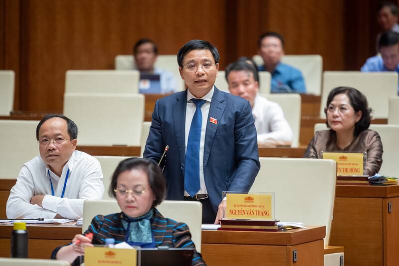 Bộ trưởng Bộ GTVT Nguyễn Văn Thắng nói về tình trạng tai nạn giao thông. Ảnh: Văn phòng Quốc hội