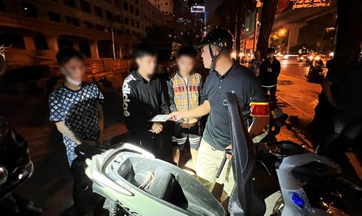 Lực lượng cảnh sát hóa trang dừng kiểm tra các đối tượng có hành vi lạng lách, đánh võng náo loạn trên đường phố Hà Nội. Ảnh: Tô Thế