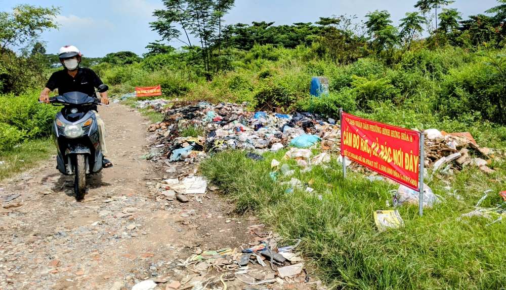  Ghi nhận của phóng viên Dân Việt, bên trong nghĩa trang Bình Hưng Hòa hiện nay vẫn còn nhiều ngôi mộ chưa được di dời, cỏ cây um tùm, một số đoạn đường ngập tràn rác thải.