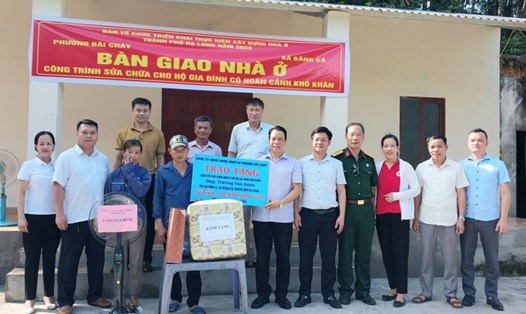 Bàn giao nhà cho hộ gia đình có hoàn cảnh khó khăn ở Quảng Ninh. Ảnh: Quangninh.gov.vn