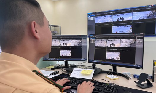 CSGT Yên Bái xử lý các thông tin do hệ thống AI tích hợp trong camera gửi về. Ảnh: Long Nguyễn