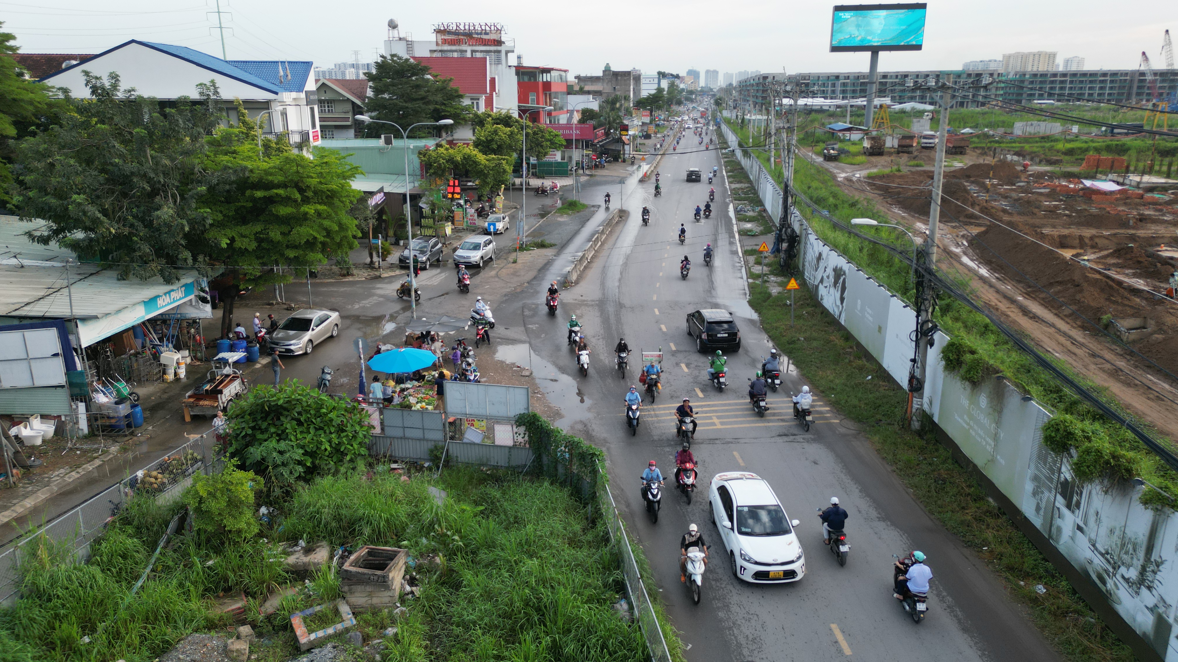 Giao thông trên đường Đỗ Xuân Hợp, chiều 6.11. Ảnh: Hữu Chánh