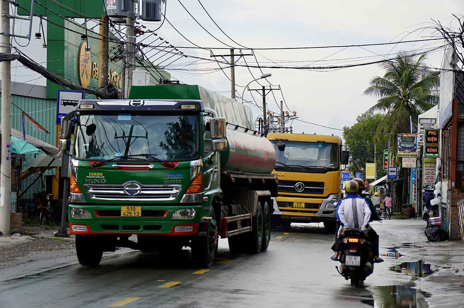 Hiện tuyến đường Đỗ Xuân Hợp thường xuyên bị kẹt xe do mặt đường hẹp từ 7-12m và có nhiều xe tải, container lưu thông.