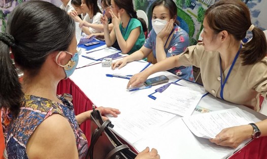 Người dân làm thủ tục bốc thăm dự án nhà ở NHS Trung Văn (Hà Nội). Ảnh: Cao Nguyên